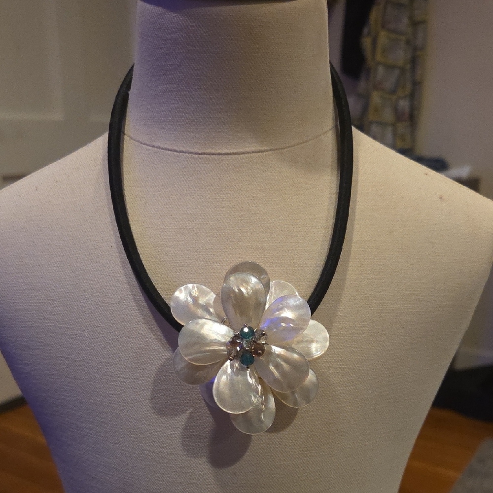 Elegant Mother of Pearl Flower Necklace
